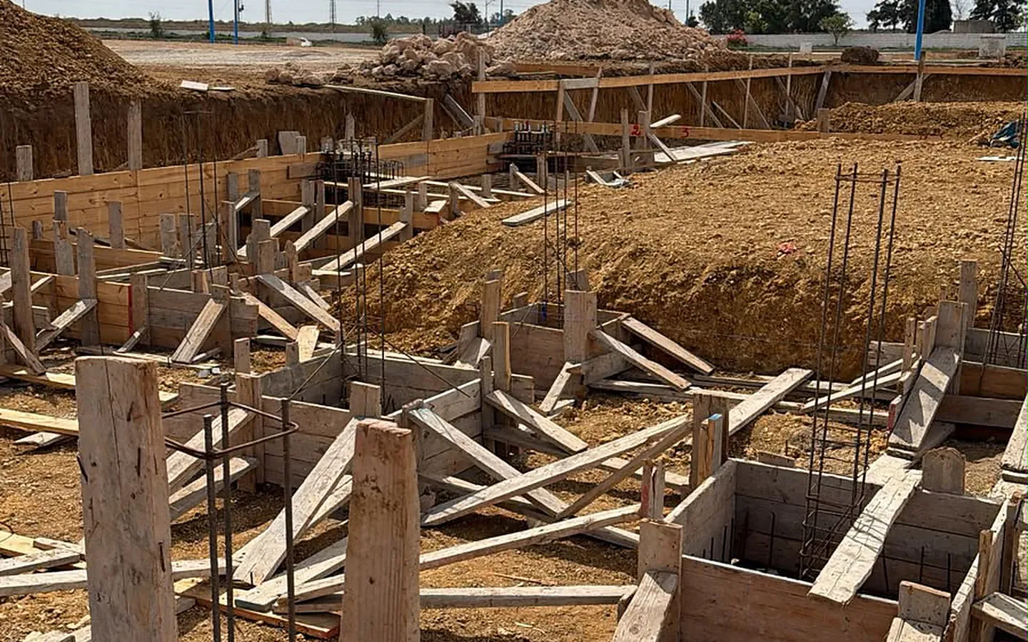 Fondations d'un bâtiment à charpente métallique