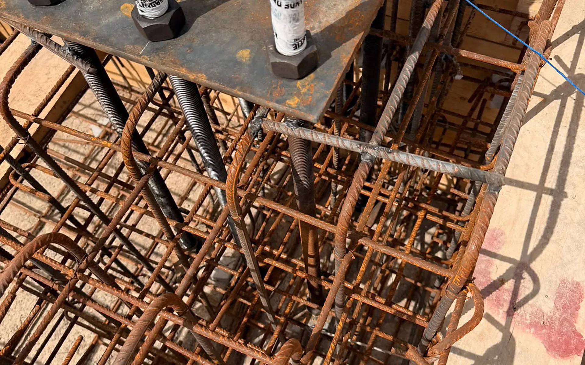 Platine d'ancrage sur le ferraillage d'une semelle