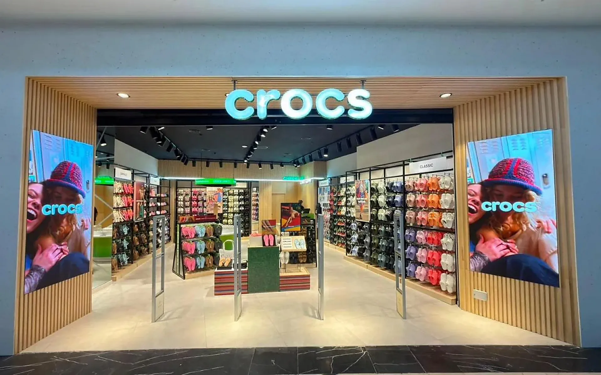 Façade de la boutique Crocs du Tanger Mall, terminée