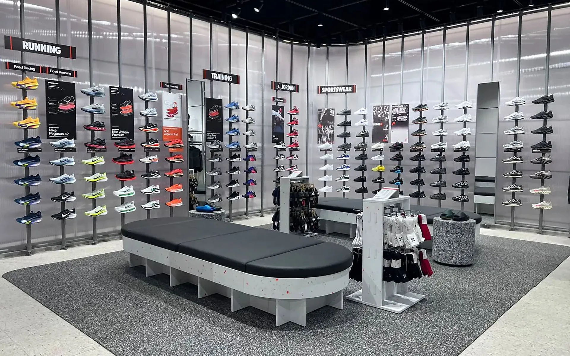 Espace running du Nike Store de l'Arribat Center, avec son plafond technique apparent