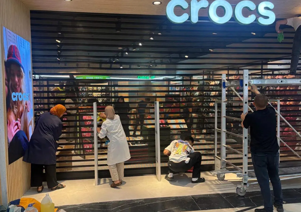 Pose du rideau métallique de la boutique pendant le chantier