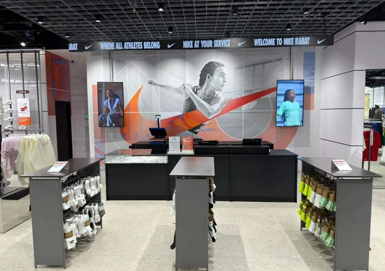 Plafond technique apparent d'un magasin : éclairage, climatisation et détection incendie