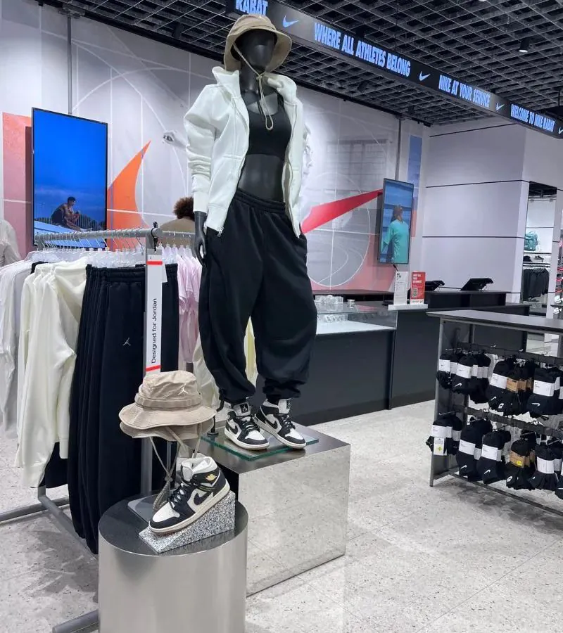 Allée centrale du magasin, éclairage sur rails au plafond