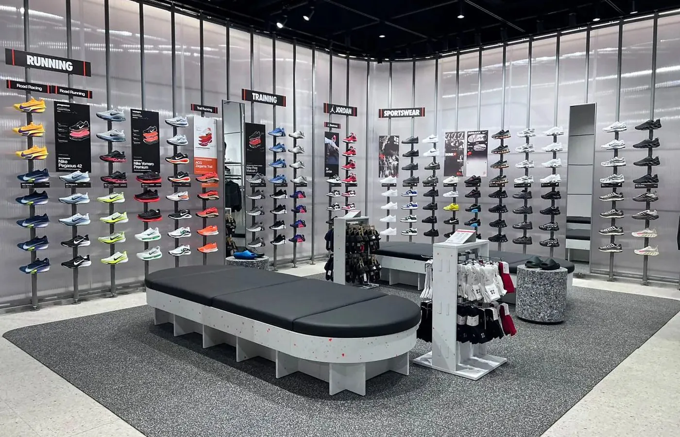 Espace running du Nike Store de l'Arribat Center, avec son plafond technique apparent