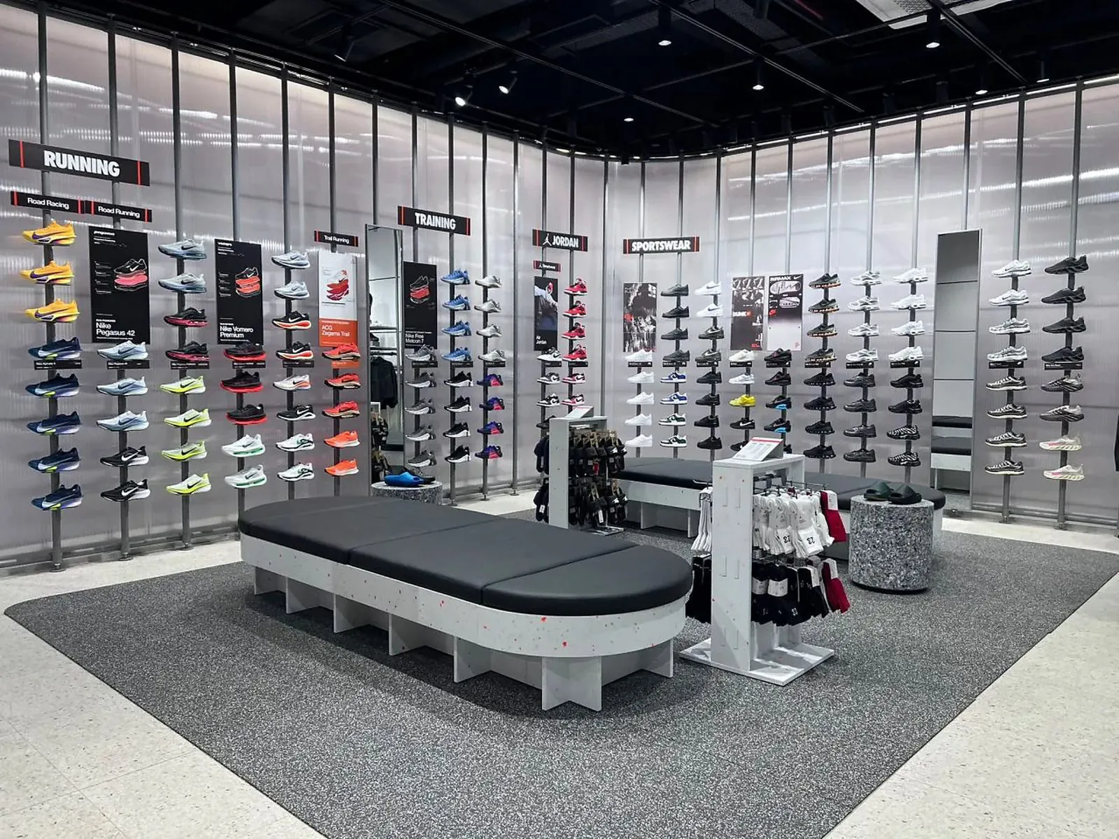 Espace running du Nike Store de l'Arribat Center, avec son plafond technique apparent