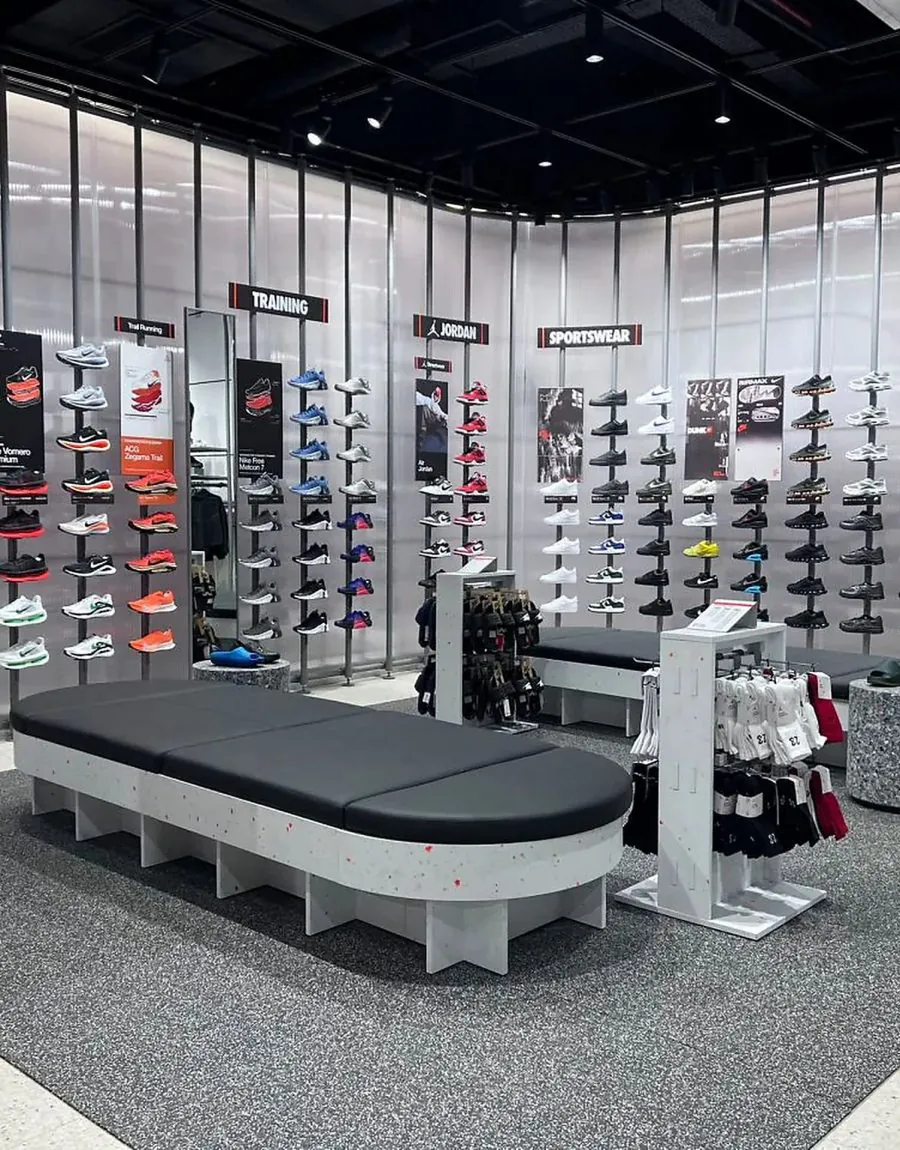 Espace running du Nike Store de l'Arribat Center, avec son plafond technique apparent