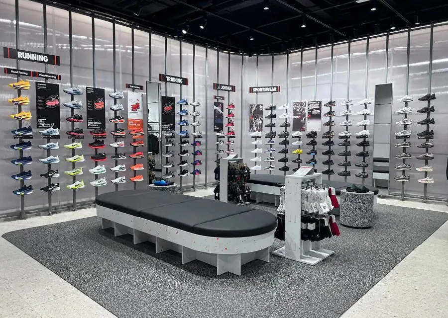 Espace running du Nike Store de l'Arribat Center, avec son plafond technique apparent